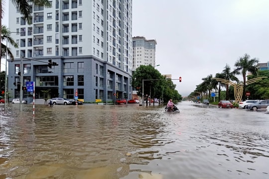 Thành phố Vinh ngập sâu sau trận mưa lớn xuyên trưa