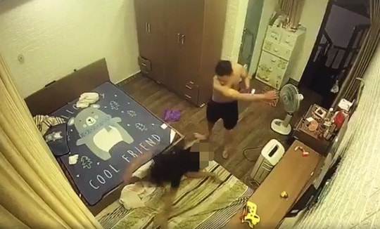 Phẫn nộ clip chồng lột đồ, đánh đập vợ dã man trước mặt giúp việc và con nhỏ