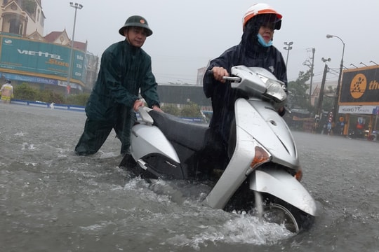 Video: Công an Nghệ An dầm mình trong mưa giúp dân bị ngập