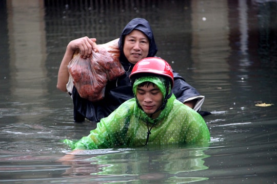 Chợ Vinh ngập sâu, tiểu thương ngâm mình trong nước đen ngòm sơ tán hàng hóa