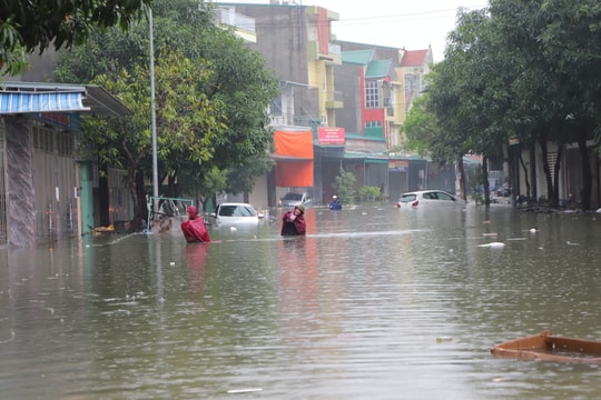 Mưa kỷ lục gần 1000mm, Nghệ An có 1 người chết, hơn 5000 ngôi nhà bị ngập