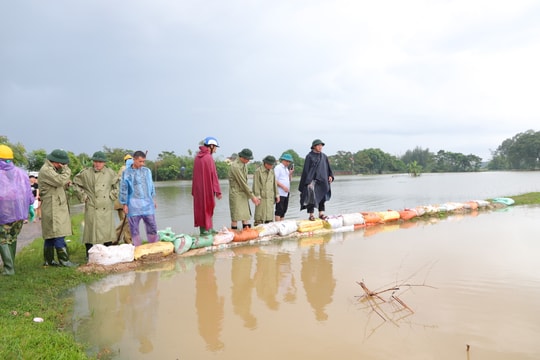 Nước dâng cao, đe dọa ngập lụt 2.300 hộ dân ở Hưng Nguyên