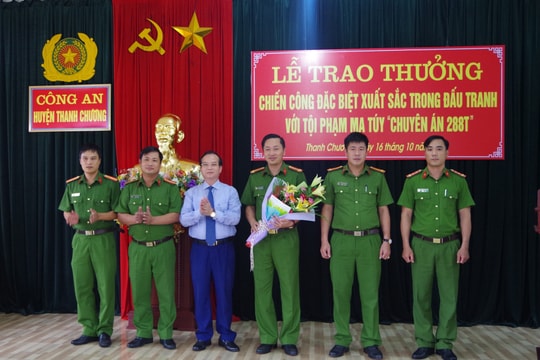 Thưởng nóng Ban chuyên án bắt đối tượng vận chuyển 3kg ma túy đá