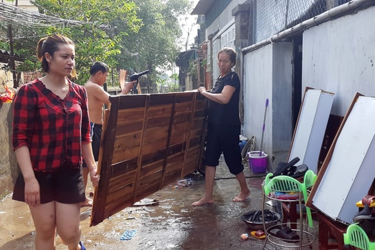 Người dân thành phố Vinh tất bật dọn nhà sau đợt ngập lịch sử