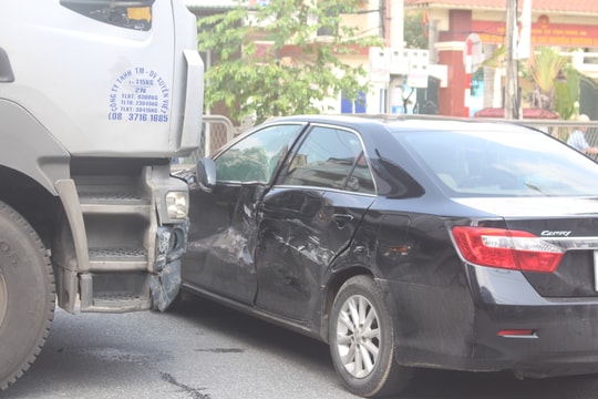 Sang đường thiếu quan sát, xe Camry bị container tông bẹp dúm