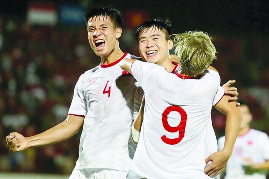 Báo Châu Á ngả mũ thán phục tuyển Việt Nam; Công Phượng chấn thương nhẹ