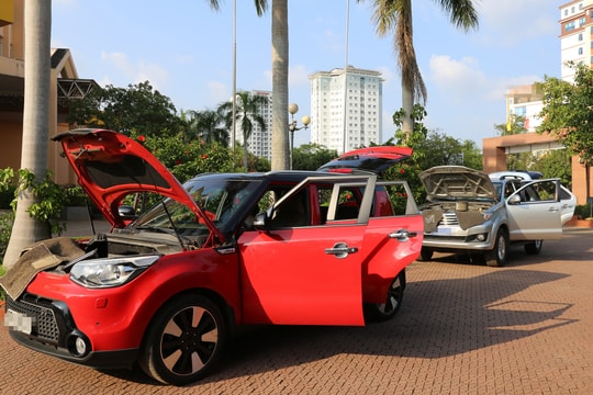 Người dân thành phố Vinh đồng loạt phơi xe sau ngập lụt