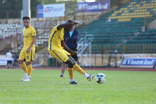 Sân Vinh xanh mướt trước trận SLNA gặp Than Quảng Ninh