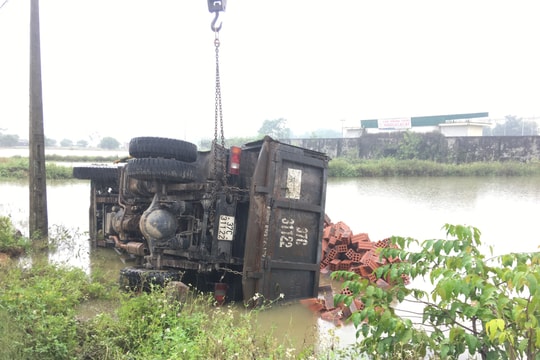 Tránh xe máy ngược chiều, xe tải chở gạch lao xuống ruộng lật nghiêng