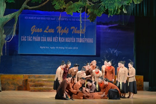 Khán giả xứ Nghệ rơi nước mắt khi xem trích đoạn 'Cô gái Sông Lam'