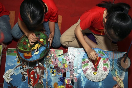 Học sinh rẻo cao Nghệ An vẽ tranh trên sản phẩm tre nứa tặng mẹ và cô giáo nhân ngày 20/10