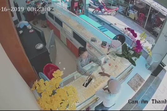 Gã đàn ông vờ hỏi mua vàng rồi cướp dây chuyền tháo chạy