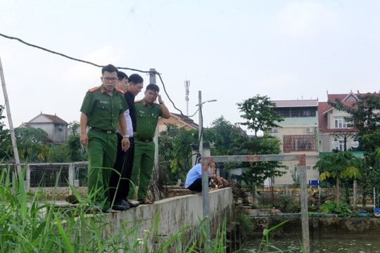 Xác định bùn thải Công ty CP Cấp nước Nghệ An xả ra hồ điều hòa phủ kín 300m2 và dày 2m ​