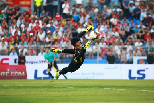 SLNA đấu Quảng Nam và cơ hội lập 'hattrick' của thủ môn Trần Văn Tiến