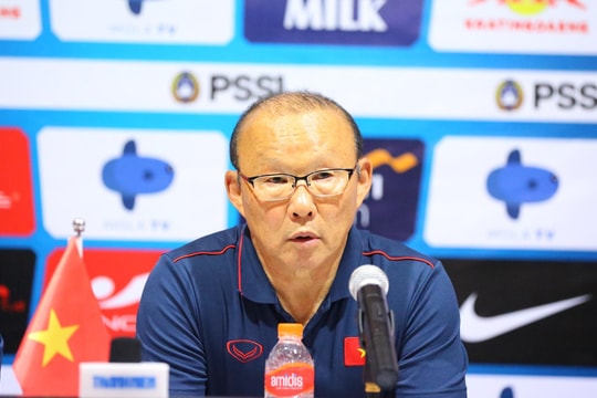 VFF bàn hợp đồng thầy Park; Đội của Công Phượng lại thua đậm