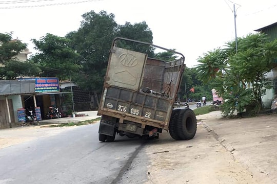 Xe tải đang chạy bị văng bánh làm sập tường nhà dân trên Quốc lộ 48A