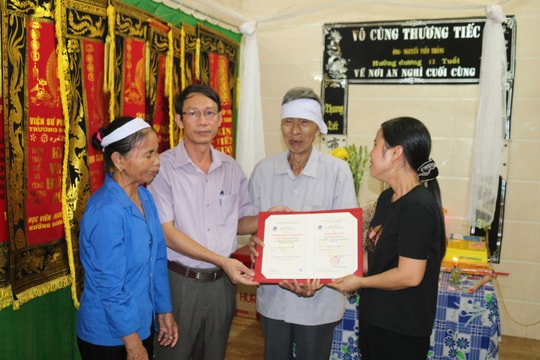 Trường đại học trao Bằng Thạc sĩ cho học viên đã qua đời