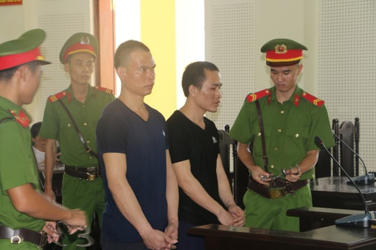 Đôi bạn hàng xóm rủ nhau đi buôn 'hàng trắng'