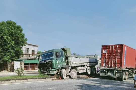 Xe tải va chạm với xe đạp cùng chiều khiến cụ ông 70 tuổi nguy kịch