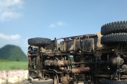 Lật xe tải chở đá dăm, tài xế Nghệ An chết thảm trong ca bin