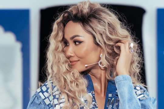 H'Hen Niê trở lại Host quyền lực Miss Universe Vietnam với mái tóc bạch kim thời thượng