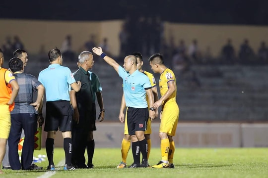 Trọng tài thổi bay chiến thắng của SLNA, HLV Đức Thắng nổi giận