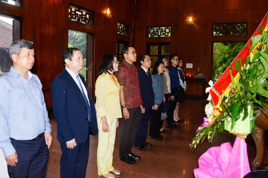 Đại sứ Thái Lan dâng hương tưởng niệm Chủ tịch Hồ Chí Minh