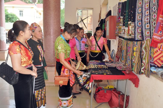 Bảo tồn trang phục dân tộc để trở thành sản phẩm du lịch