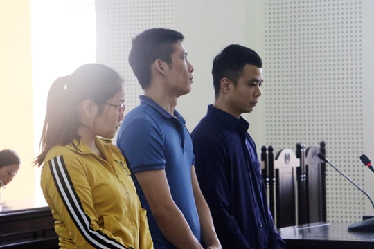 Cố thủ trong xe, dùng dầu nhớt, cát phi tang 'hàng trắng'