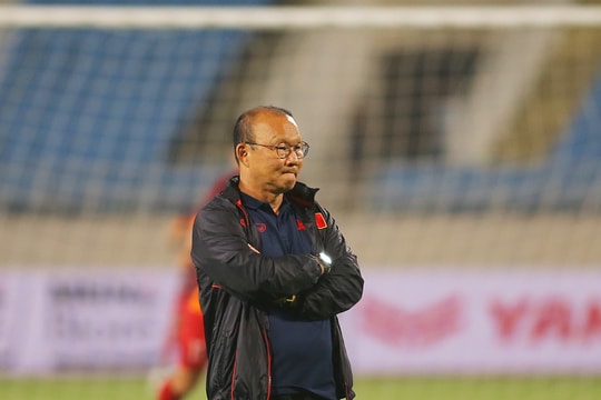 ĐT Việt Nam đấu UAE và Thái Lan: Những dấu hỏi trên hàng công