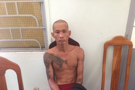 Cầm hung khí cố thủ trong nhà thách thức lực lượng công an