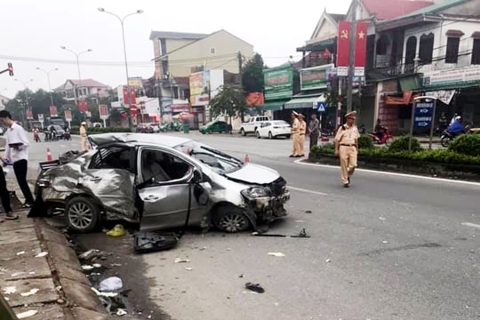 Video xe khách đâm ô tô con khiến 3 người tử vong tại chỗ ở Nghệ An