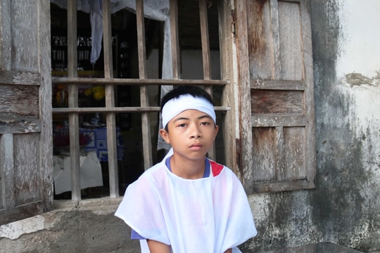 Mẹ đơn thân gặp nạn qua đời, tương lai nam sinh nghèo mồ côi ra sao?