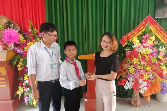 Học sinh lớp 6 ở Nghệ An nhặt được lắc vàng tìm trả người đánh mất