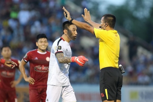 Trọng tài Hoàng Anh Tuấn và Nguyễn Đình Thái: Ai đúng, ai sai?