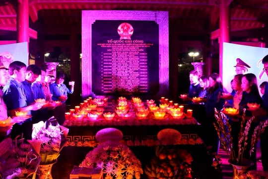 Linh thiêng Lễ thắp nến tri ân các anh hùng liệt sỹ thanh niên xung phong