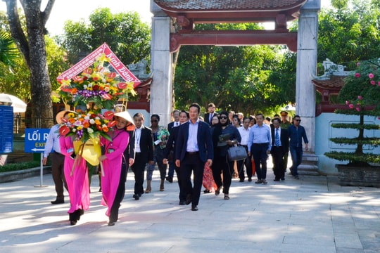 Đoàn đại biểu quốc tế dâng hoa, dâng hương tưởng niệm Chủ tịch Hồ Chí Minh