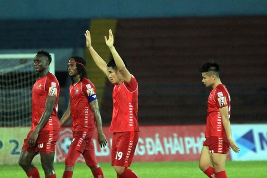 Tiền vệ Vương Quốc Trung: Từ trụ cột ở đất Cảng thành ‘người thừa’ ở xứ Thanh