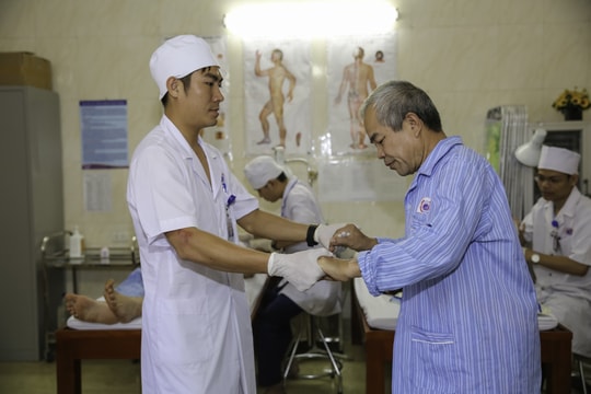 Điều trị đau thần kinh tọa bằng vật lý trị liệu và phục hồi chức năng