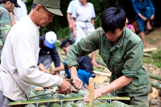 Người dân Nghệ An lội nước xếp đá làm cầu dân sinh