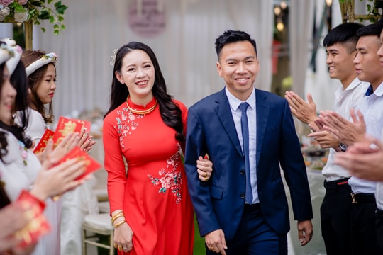 Tiền vệ Hồ Khắc Ngọc của SLNA đính hôn, bảnh bao trong bộ ảnh cưới