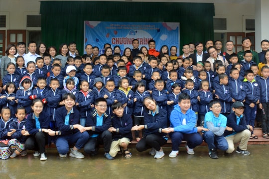 Trường Phượng Hoàng đem mùa đông ấm về với học sinh xã biên giới Nghệ An