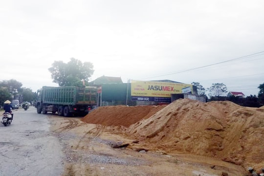 Nghệ An: Ô nhiễm môi trường, nguy cơ tai nạn từ những bãi tập kết vật liệu trái phép