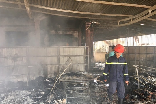 Nghệ An: Cháy cửa hàng tạp hóa lan vào nhà 3 tầng, ước thiệt hại hơn 1 tỷ đồng