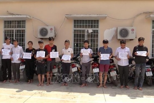 Bắt quả tang nhóm thiếu niên phá kính ô tô, ném gạch đá vào nhà dân