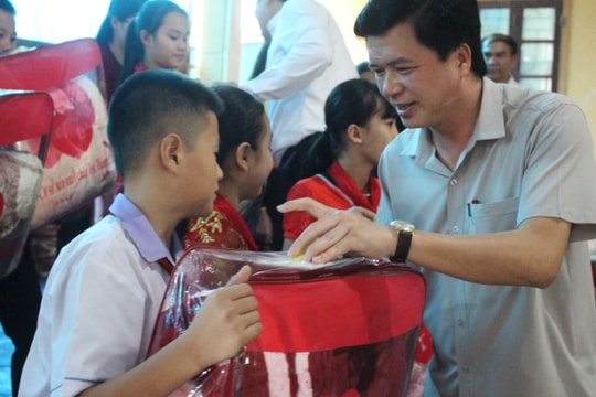 Gần 300 suất quà của Phó Chủ tịch Quốc hội Tòng Thị Phóng đến với học sinh nghèo Con Cuông