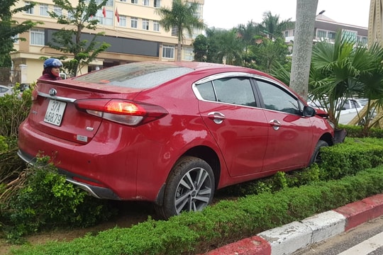 Xe ô tô mất lái, lao lên dải phân cách giữa TP. Vinh