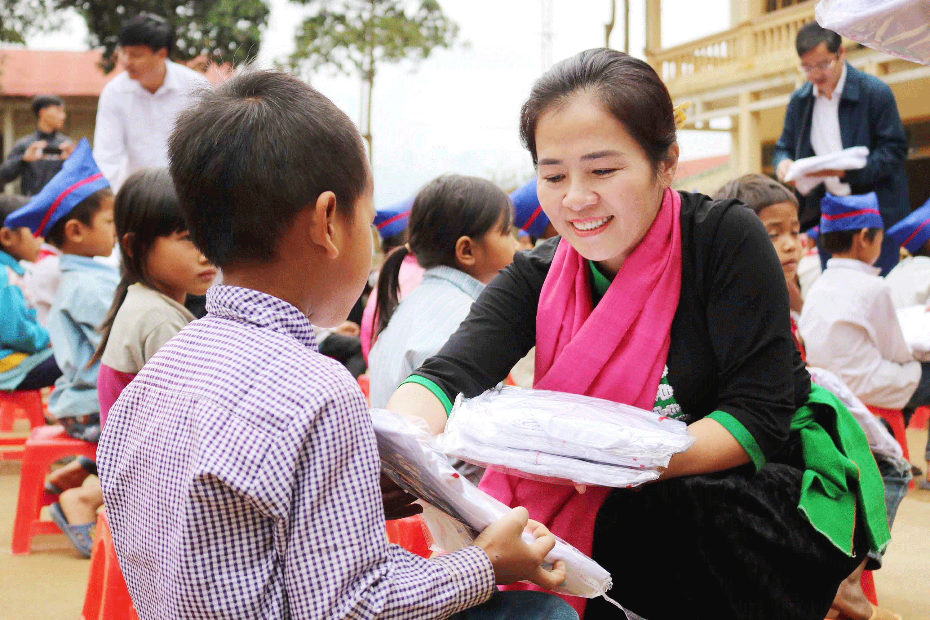 Chủ tịch Ủy ban MTTQ tỉnh trao quà cho học sinh và người nghèo ở Kỳ Sơn