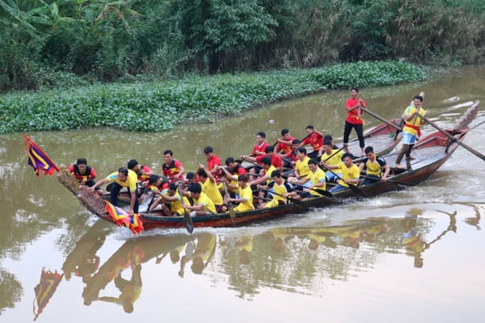 Hấp dẫn màn đua thuyền trên sông Mộc trước Đền Hoàng Mười