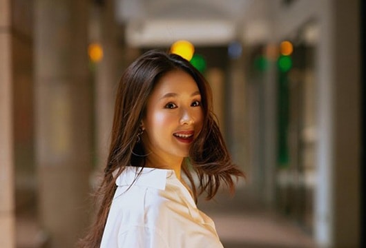 Vẻ đẹp 'quê mùa' đầy sang chảnh ngoài đời của Hồng Diễm khác trong phim